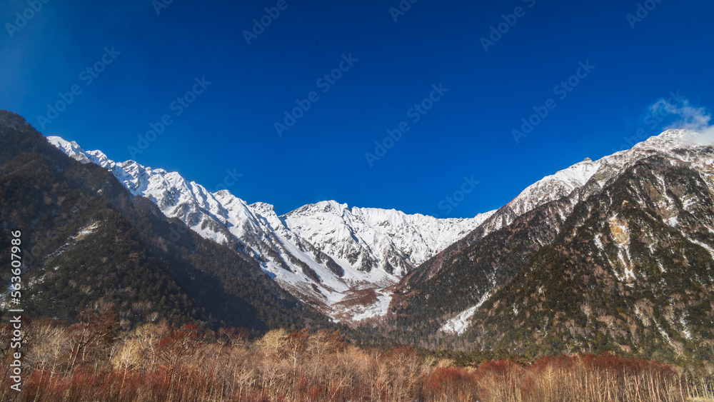 上高地　冬　青空　小梨平から見る雪の穂高連峰