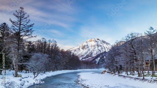 冬の上高地　梓川と焼岳　絶景 © Yuuki Kobayashi