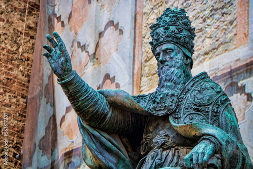 perugia, italien - statue von pabst julius der dritte vor dem dom photo