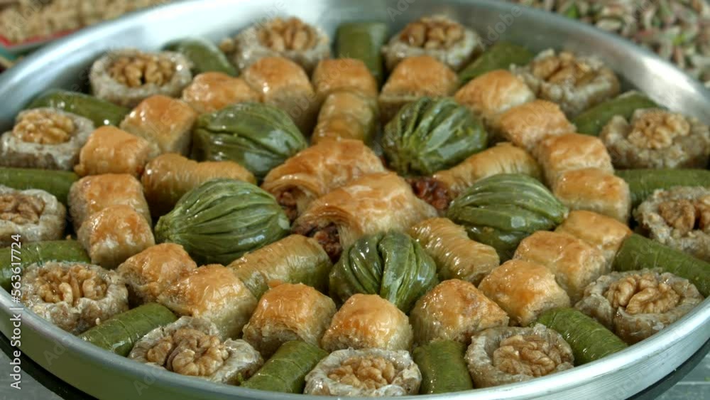 traditional-turkish-baklava-pistachio-pastry-dilberdudagi-ozel-kesim