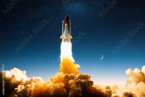 Fotografia New space shuttle rocket with smoke and blast successfully launches into the starry blue sky