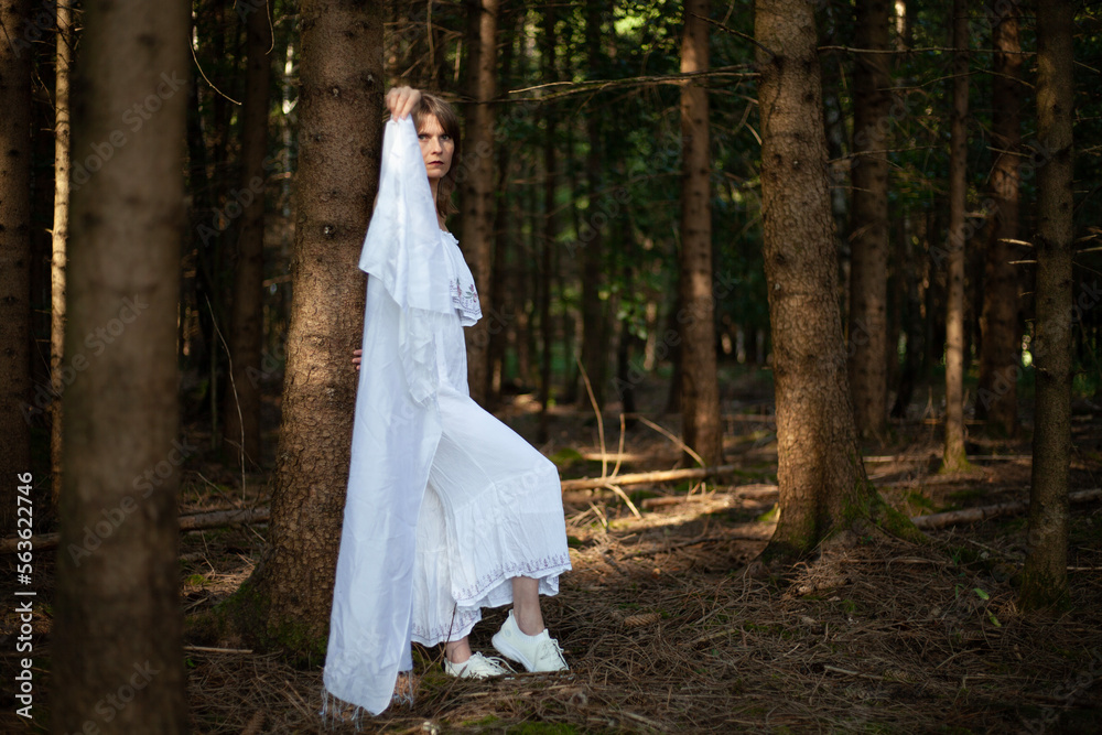 Waldfee, hübsche attraktive Frau im weißen Kleid