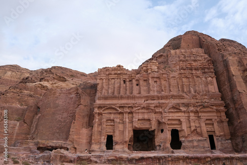 Pétra est un site archéologique célèbre, situé dans le désert sud-ouest jordanien