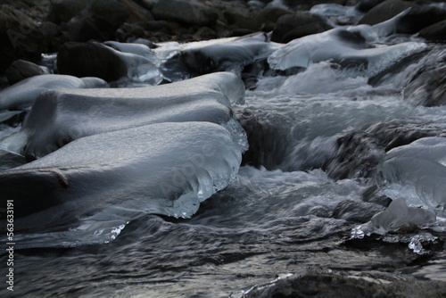 凍る川 © ケン