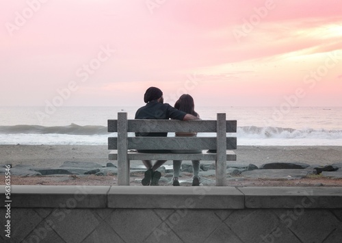 couple on the beach © The Pixel