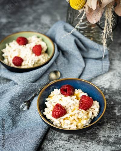 Porridge mit Himbeeren