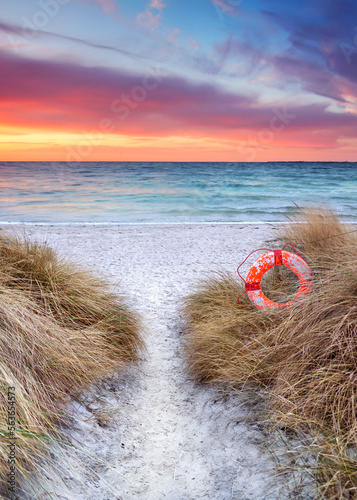Fototapeta Naklejka Na Ścianę i Meble -  durch die Dünen zum Meer