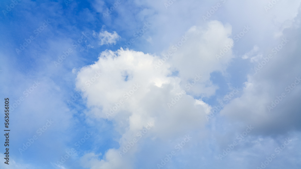 Obraz premium Clear blue sky background with clouds