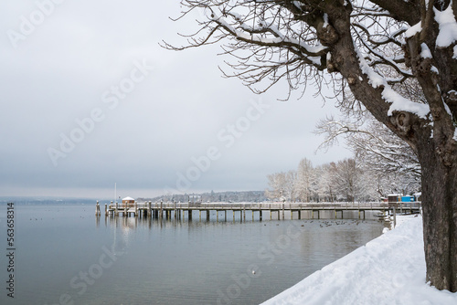 Herrsching am Ammersee im Winter mit viel Schnee © Rockafox