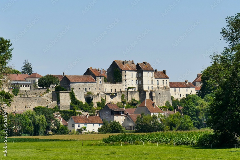 Le village de Pesmes en Franche-Comté 