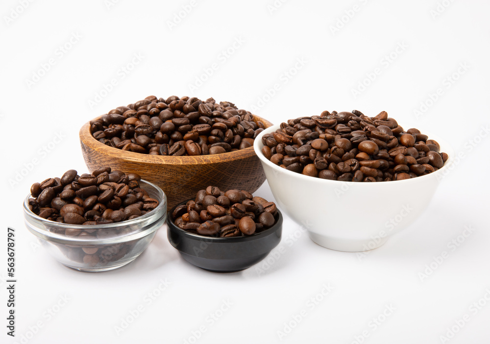 Fototapeta premium Coffee beans in bowl isolated on white background.