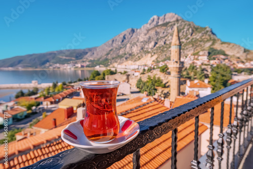 Fotografia Delicious and fragrant Turkish tea in a traditional authentic bardak glass again