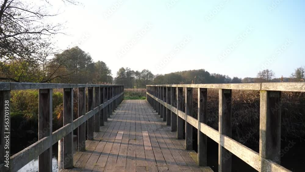 Kamerafahrt zwischen dem Holzgeländer über eine Holzbrück über die Warnow bei Klein Raden Mecklenburg-Vorpommern Deutschland Kamerafahrt zwischen dem Holzgeländer über eine Holzbrück über die Warnow bei Klein Raden Mecklenburg-Vorpommern Deutschland