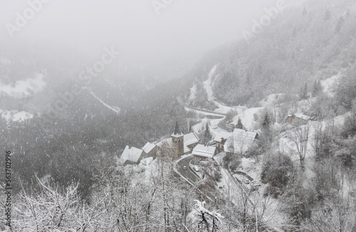 village ancien de Vaujany dans les Alpes en France sous une tempête de neige en hiver photo