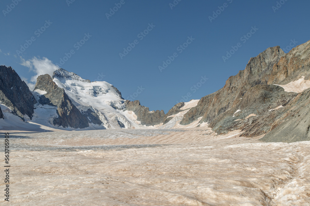 Fototapeta premium Sérac sur le glacier Blanc, massif des Écrins, parc national des Ecrins, Hautes-Alpes, France