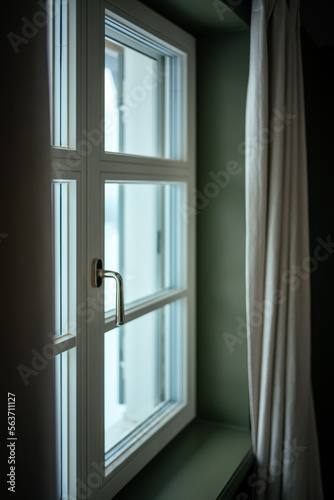 Fenster, grüne Wand und Vorhang