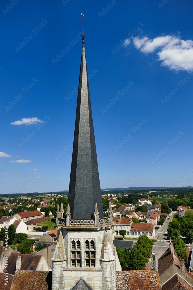 La flèche de l’église Notre-Dame d’Auxonne dominant la ville d’Auxonne