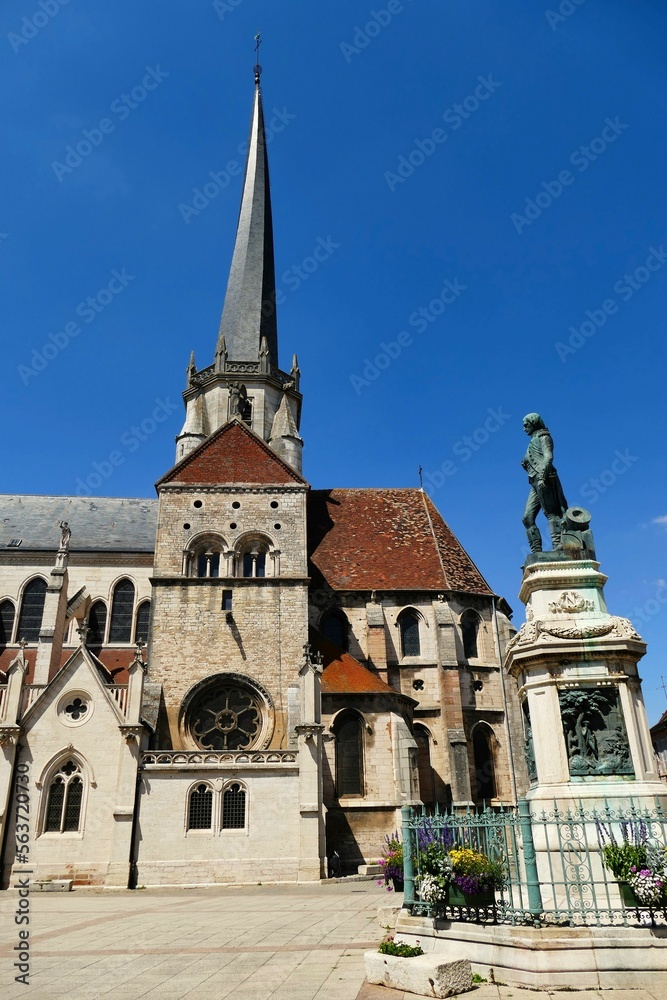 La statue de Napoléon Bonaparte devant l’église Notre-Dame d’Auxonne