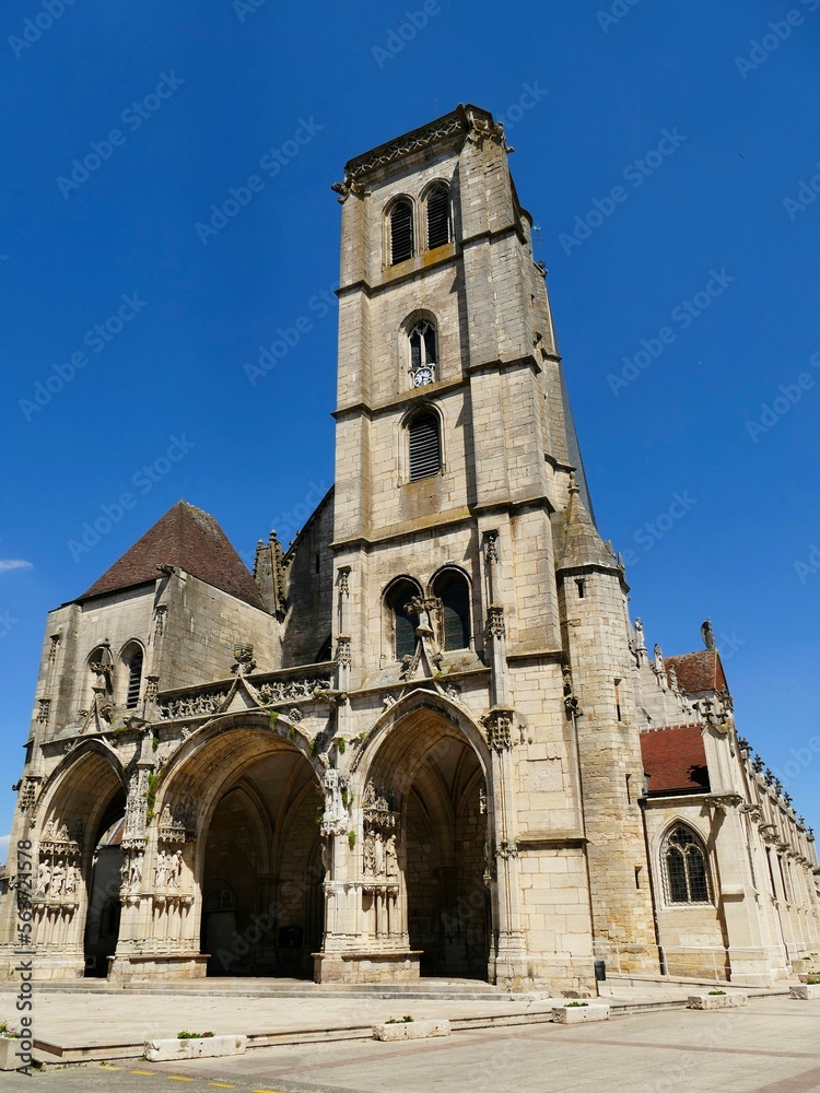 La façade de l’église Notre-Dame d’Auxonne 