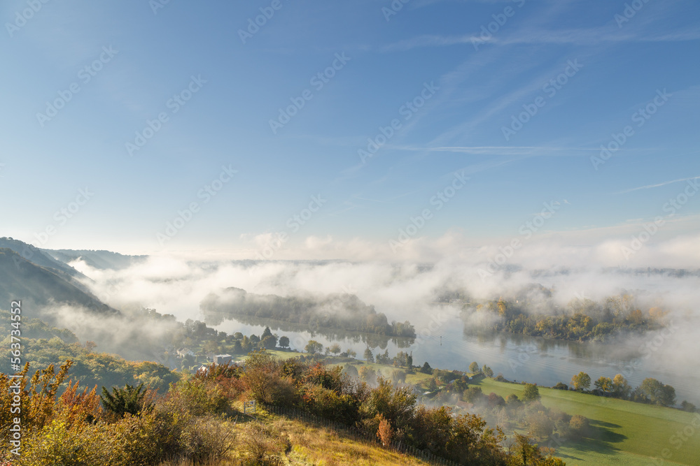 La vue panoramique sur la vallée de la Seine, Eure, Normandie sous le brouillard. Côte des Deux-Amants. La vue panoramique sur la vallée de la Seine, Eure, Normandie sous le brouillard. Côte des Deux-Amants.