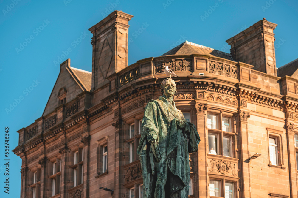 Φωτογραφία Experience the Edinburgh Festival Fringe, a renowned arts festival and the Royal Mile, a historic street in Edinburgh filled with shops and restaurants