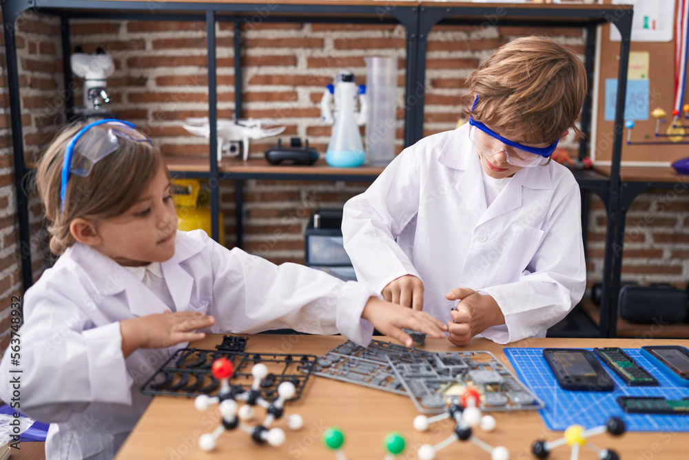© Krakenimages.com - Brother and sister students doing experiment at laboratory classroom