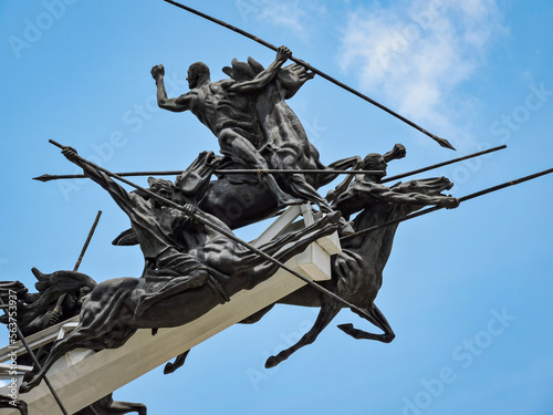 Monumento de hombres lanceros montados sobre caballos