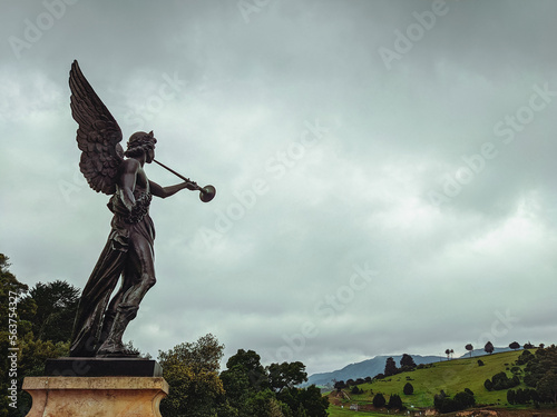 Estatua observando el horizonte