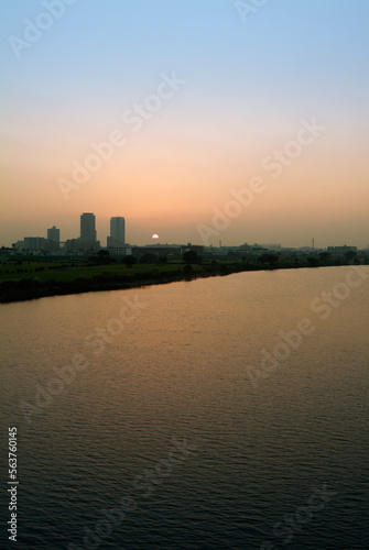 2005年撮影の多摩川の夕日、東京都大田区から © 竹澤宏