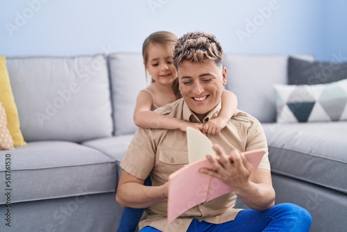 Father and daughter father and daughter reading book at home © Krakenimages.com