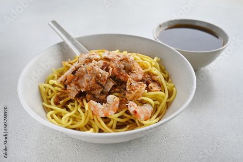 Noodles with prawns and sliced pork