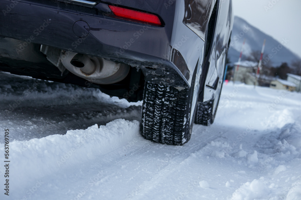 冬の道路　運転　雪　スタッドレスタイヤ　イメージ