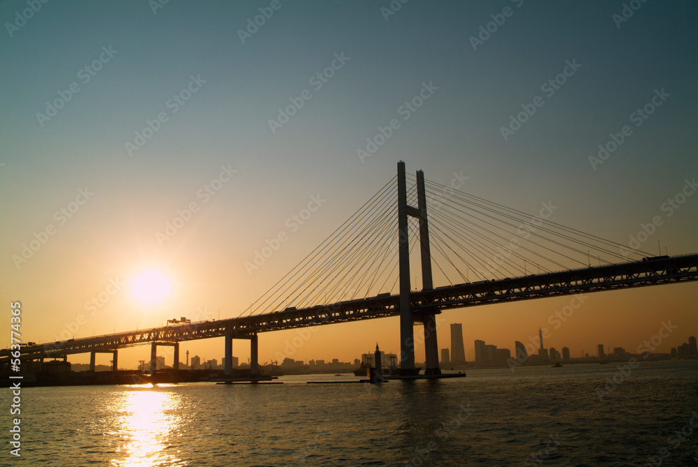 横浜ベイブリッジと横浜港の夕日、2004年撮影