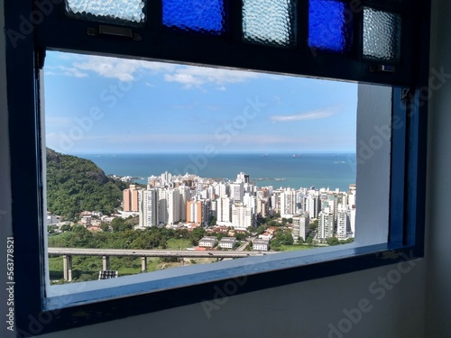 Vista da cidade de Vila Velha, no estado brasileiro do Espírito Santo. Local de grande beleza, possui praias urbanas, muita natureza. É possível ver a ponte que liga a cidade de Vitória.