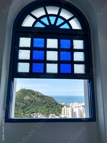 Vista da cidade de Vila Velha, no estado brasileiro do Espírito Santo. Local de grande beleza, possui praias urbanas, muita natureza. É possível ver a ponte que liga a cidade de Vitória.