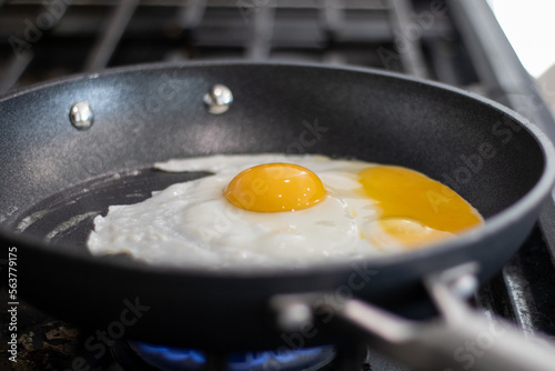 Fotótapéta fried egg in a frying pan