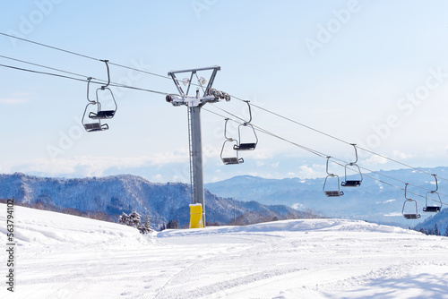 An ski lift with empty chairs © Dennis