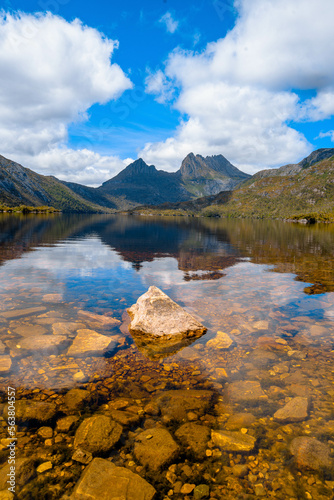 Fototapeta Naklejka Na Ścianę i Meble -  View of Cradle Mountain and Dove Lake