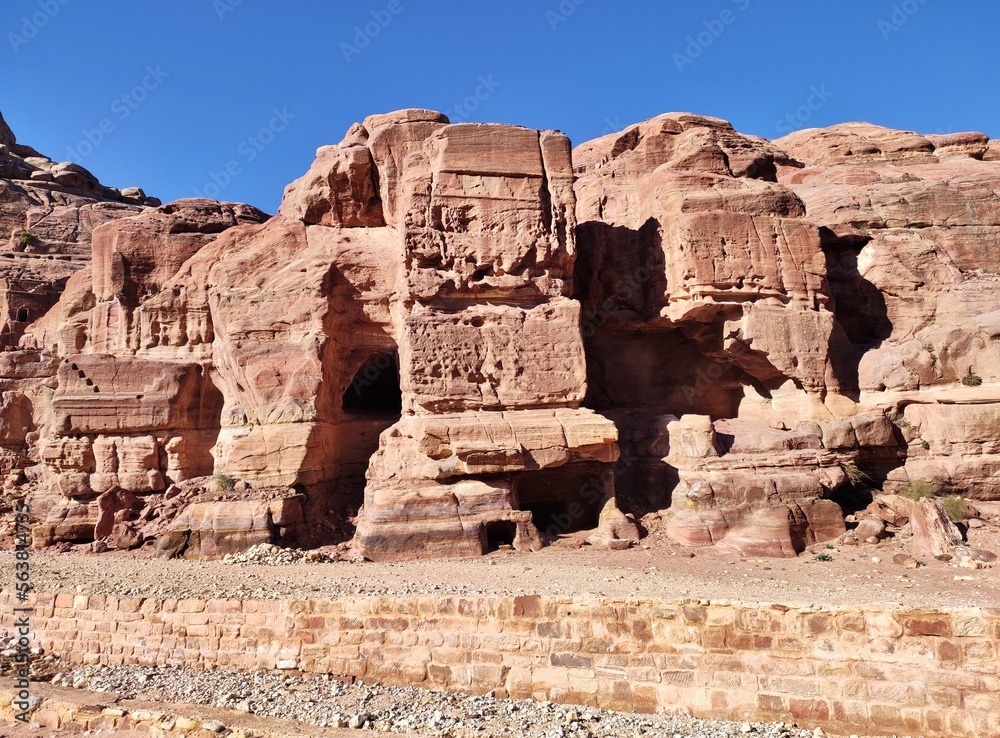 Petra - Pareti rocciose presso il teatro romano Petra - Pareti rocciose presso il teatro romano