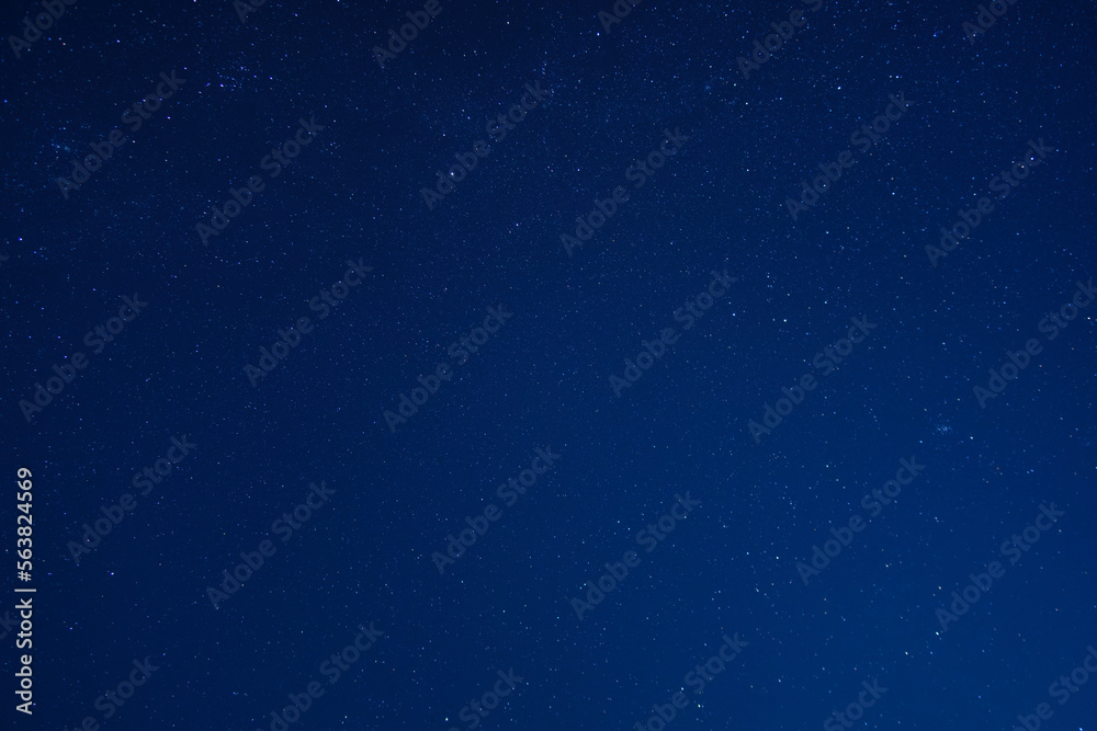 Obraz premium 日本で見られる平地からの冬のオリオン座やスバルなどの星空