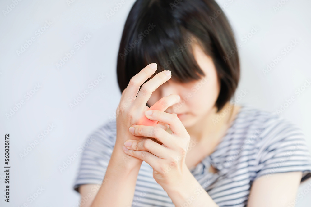 Women tendon strain tendon strain is more common in workers who use their fingers to squeeze repeatedly, especially computer workers. Women tendon strain tendon strain is more common in workers who use their fingers to squeeze repeatedly, especially computer workers.