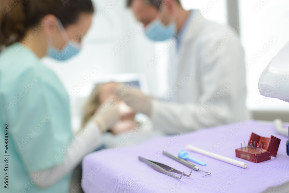 Obraz premium a dentist starts to examine a patient