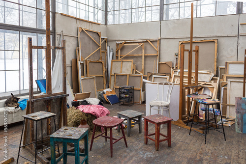 Daylight Art Studio, Artistic Workshop with large windows, artistic equipment and canvases. 
