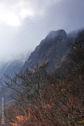 険しい北壁にガスが広がる鳥取県の伯耆大山 photo