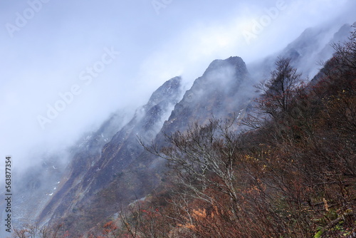 険しい北壁にガスが広がる鳥取県の伯耆大山 photo