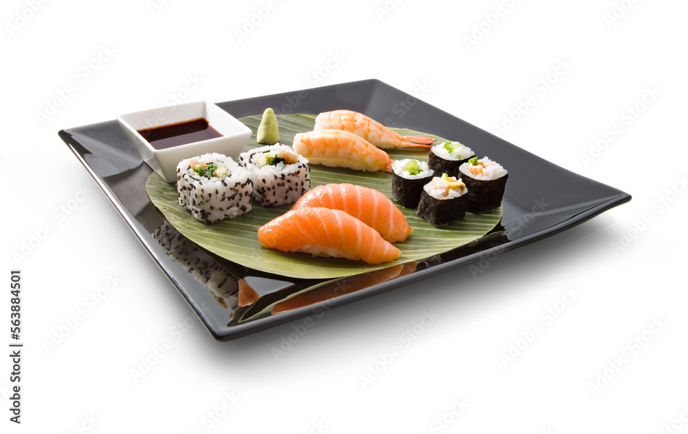 Sushi de salmón y aguacate sobre bandeja negra y fondo blanco. Salmon and avocado sushi on black tray and white background. Sushi de salmón y aguacate sobre bandeja negra y fondo blanco. Salmon and avocado sushi on black tray and white background.