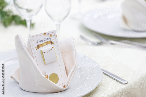 Piatto bianco con tovagliolo e segnaposti per festa di compleanno, primo piano