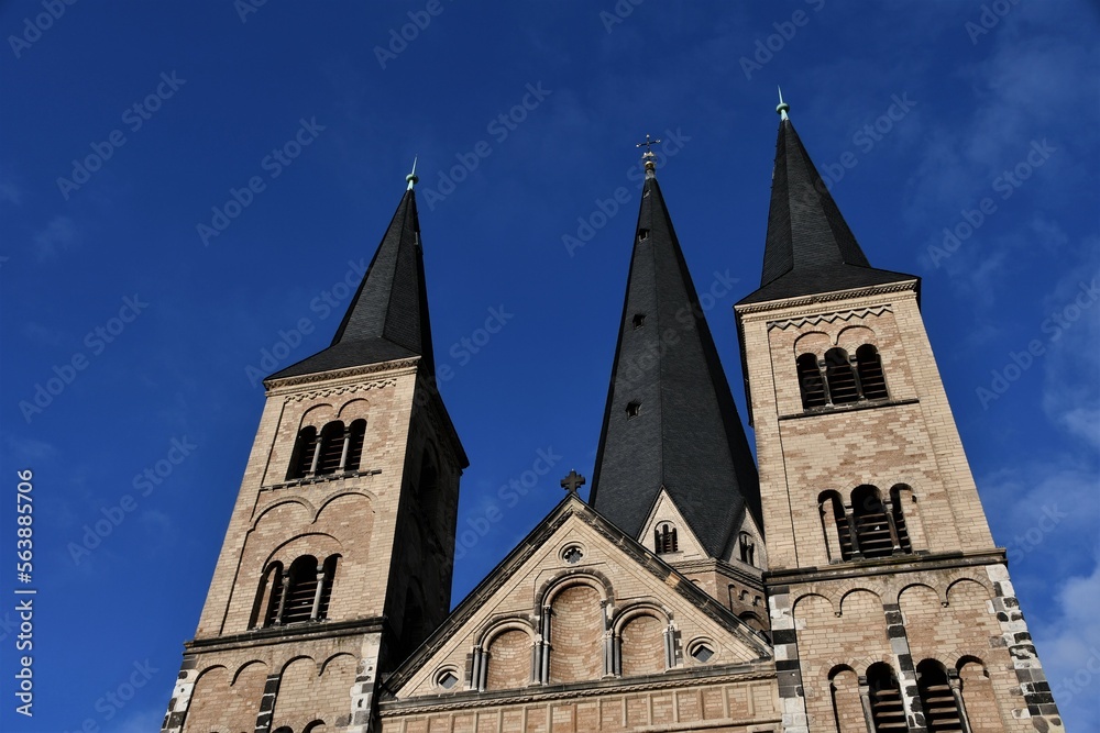 Türme des Münsters in Bonn am Rhein
