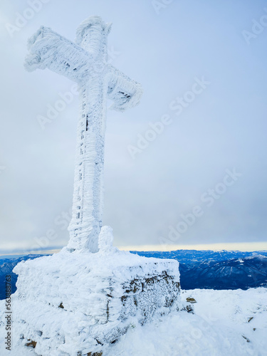 Escursione invernale nel bellissimo appenino italiano innevato. Croce di vetta del Monte Marmagna