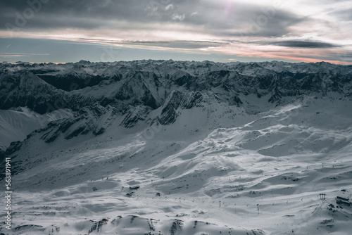 Foto Landscape ski lanes under sunrise